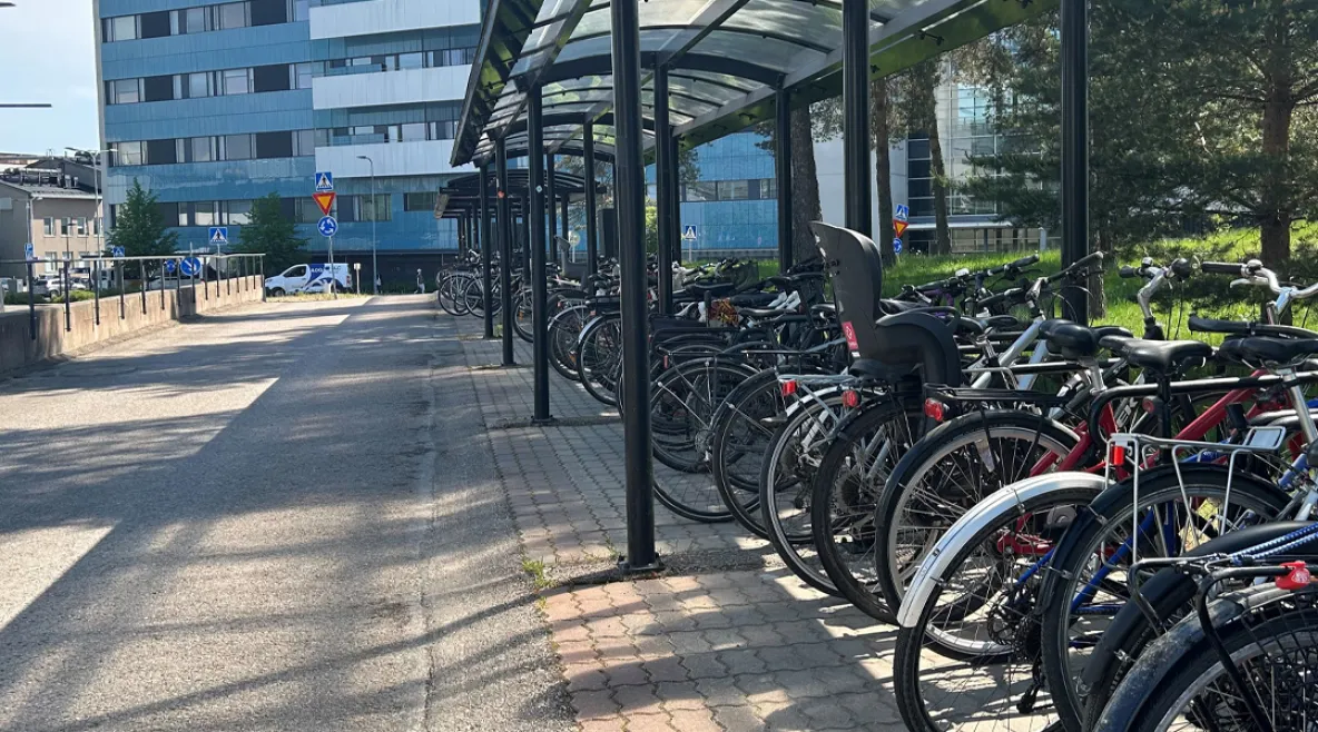Sairauspoissaolojen määrä on pysynyt kunnissa lähes ennallaan viime vuodet. Työmatkalaisten pyöriä katoksen alle parkkeerattuna.