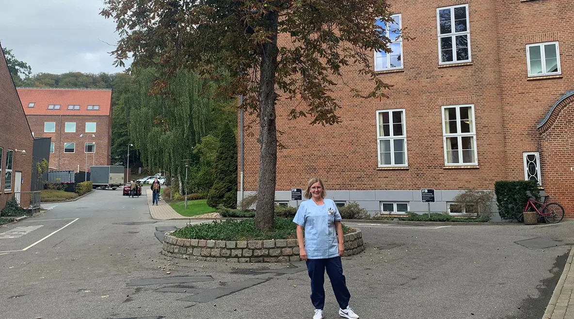 Tarja ulkona.