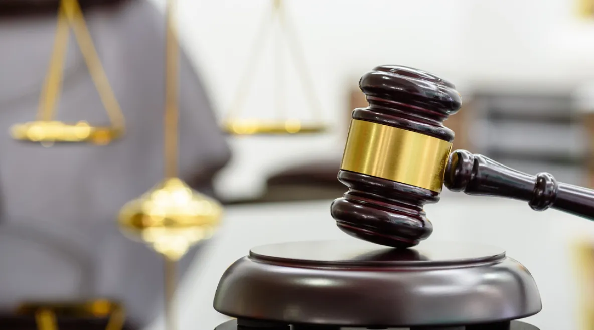 SASK valittaa rahoitusleikkauksesta hallinto-oikeuteen. Tuomarin nuija pöydällä.