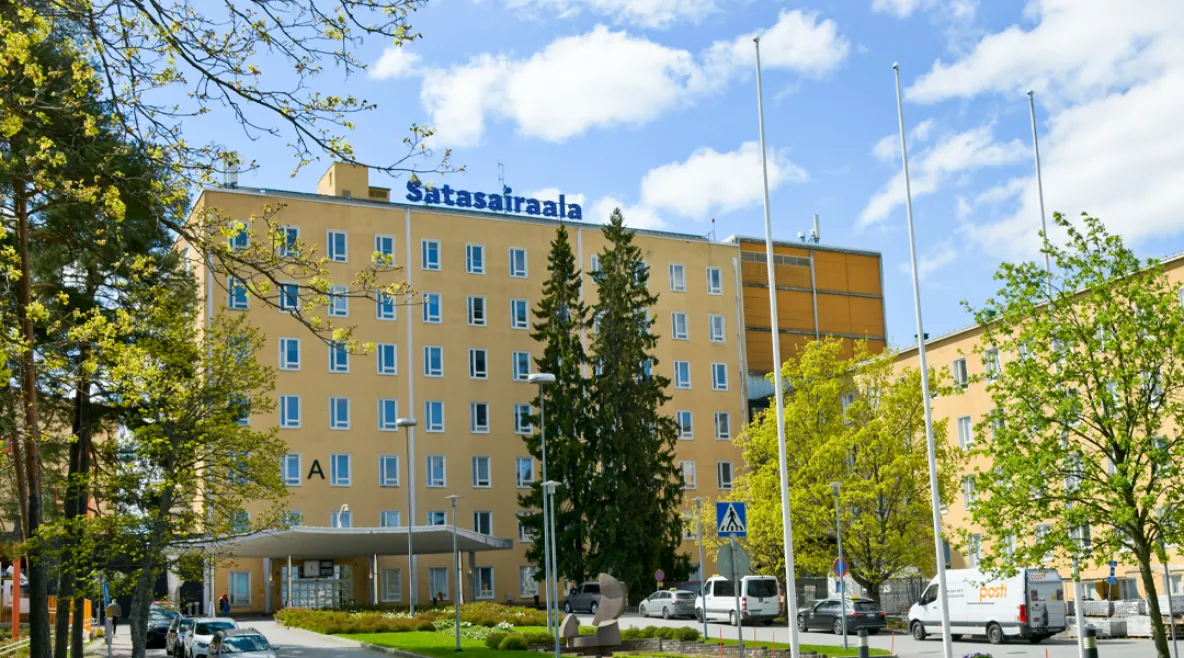 Satasairaala keväisessä ilmassa kuvattuna.