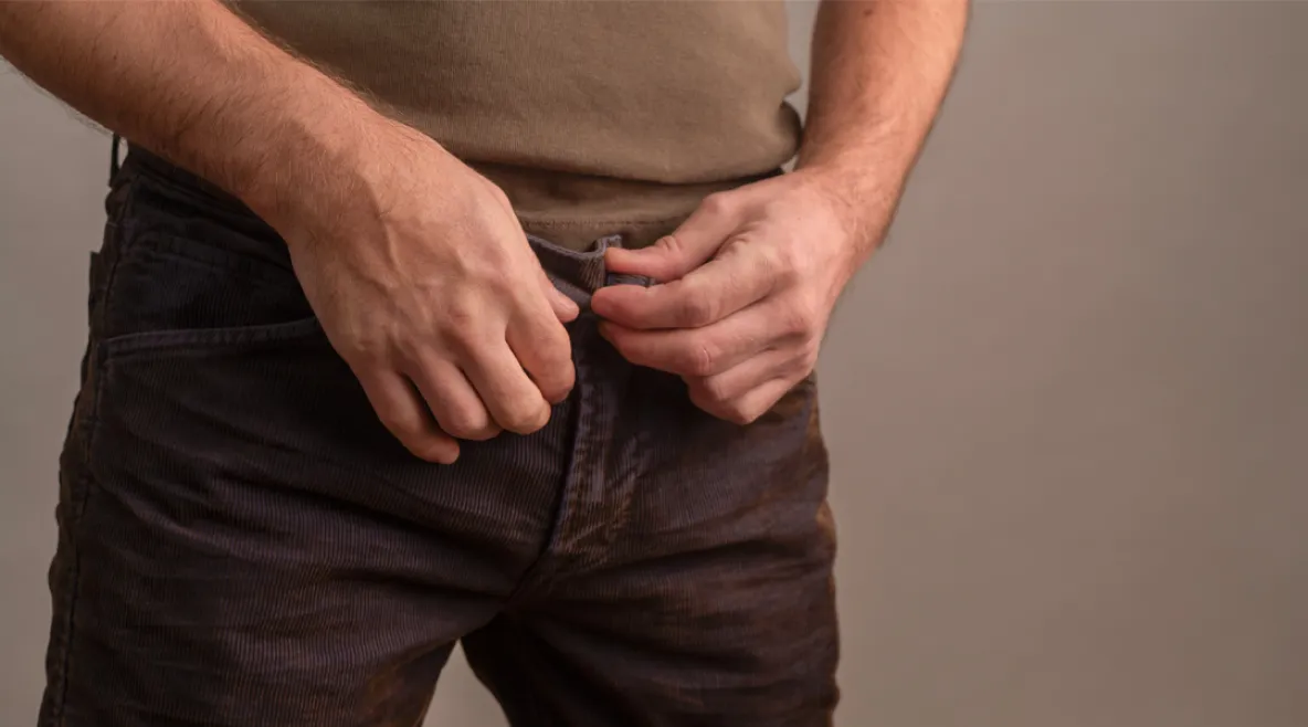 Mies avaamassa housujensa nappeja. Pirkanmaan käräjäoikeus tuomitsi seksuaalisesta ahdistelusta puolen vuoden ehdolliseen vankeuteen miehen, joka oli lähetellyt kuvia sukuelimestään 22 naiselle sekä puhelimella että sähköpostilla. 