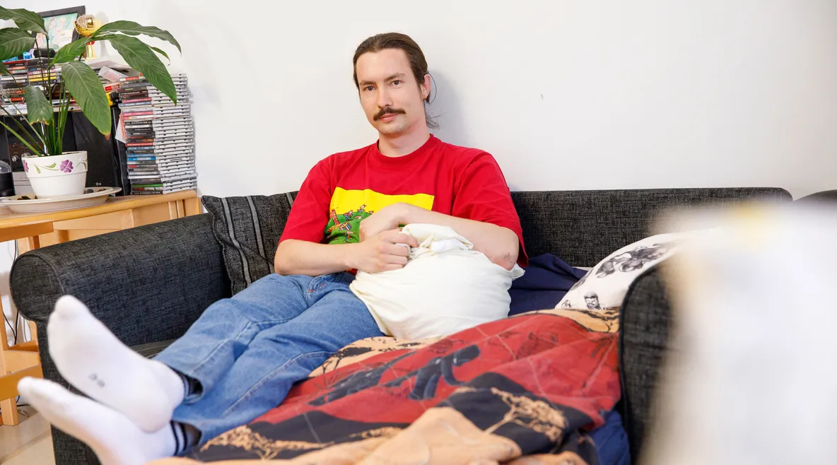 Martin Sirén sohvalla.