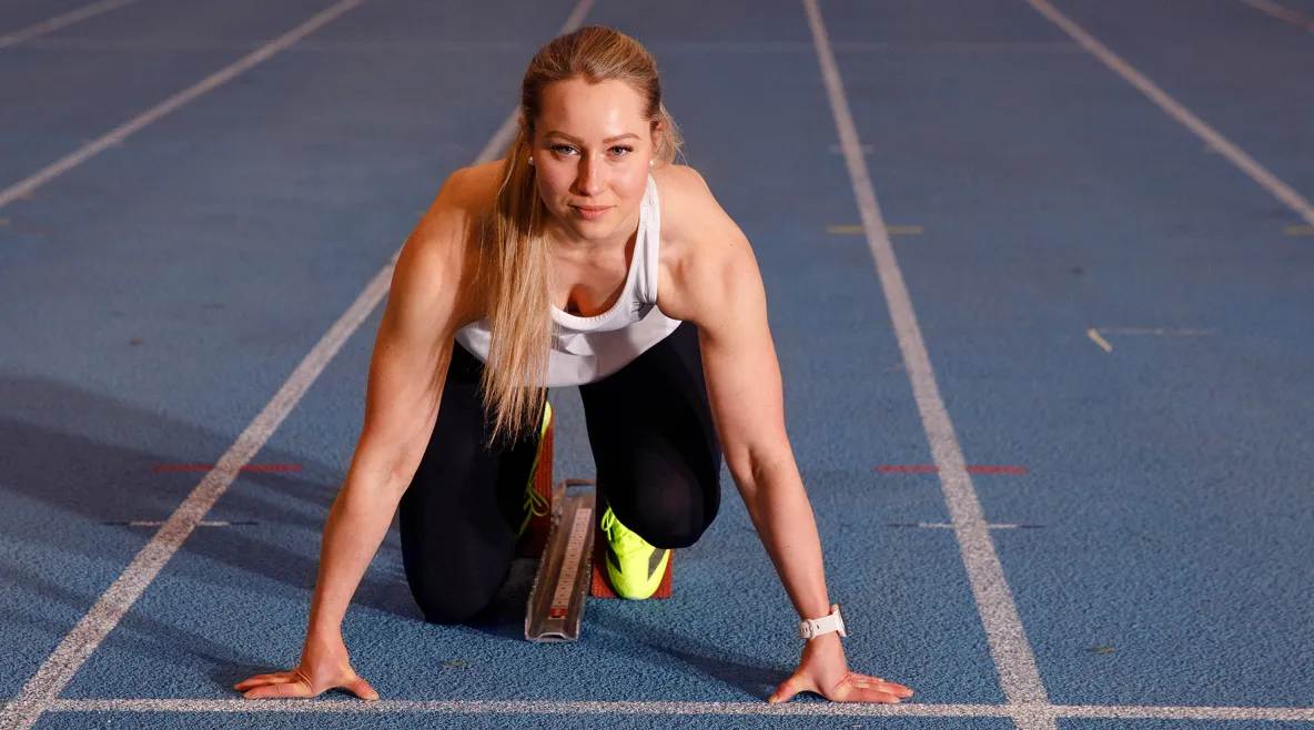 Johanna Heinijoki juoksuradalla lähtötelineissä.