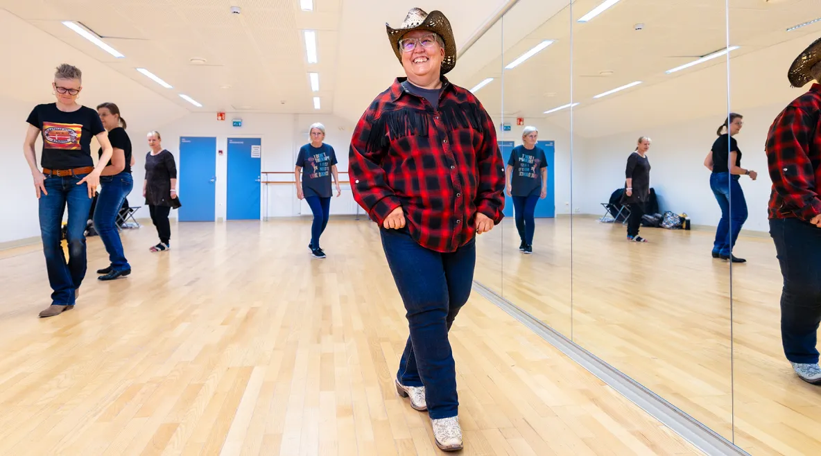 Sairaanhoitaja Anu Vänskä tanssii kantririvitanssia.
