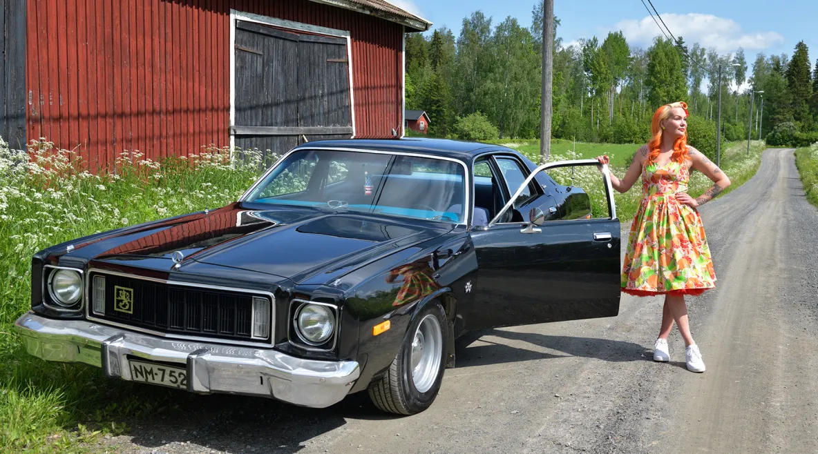 Kristiina Sand seisoo auton vieressä.