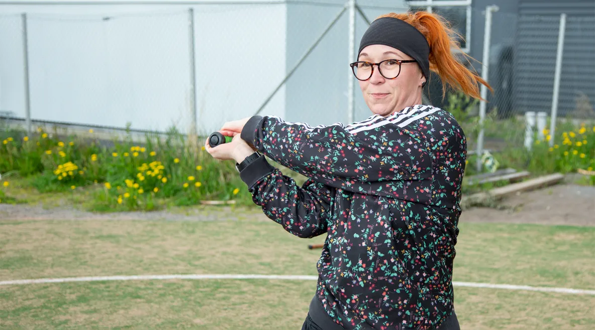 Jenni Hakkarainen lyö pesäpallomailalla.