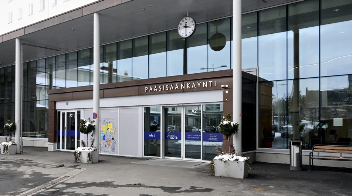 Pohjois-Karjalan keskussairaalan sisäänkäynti.