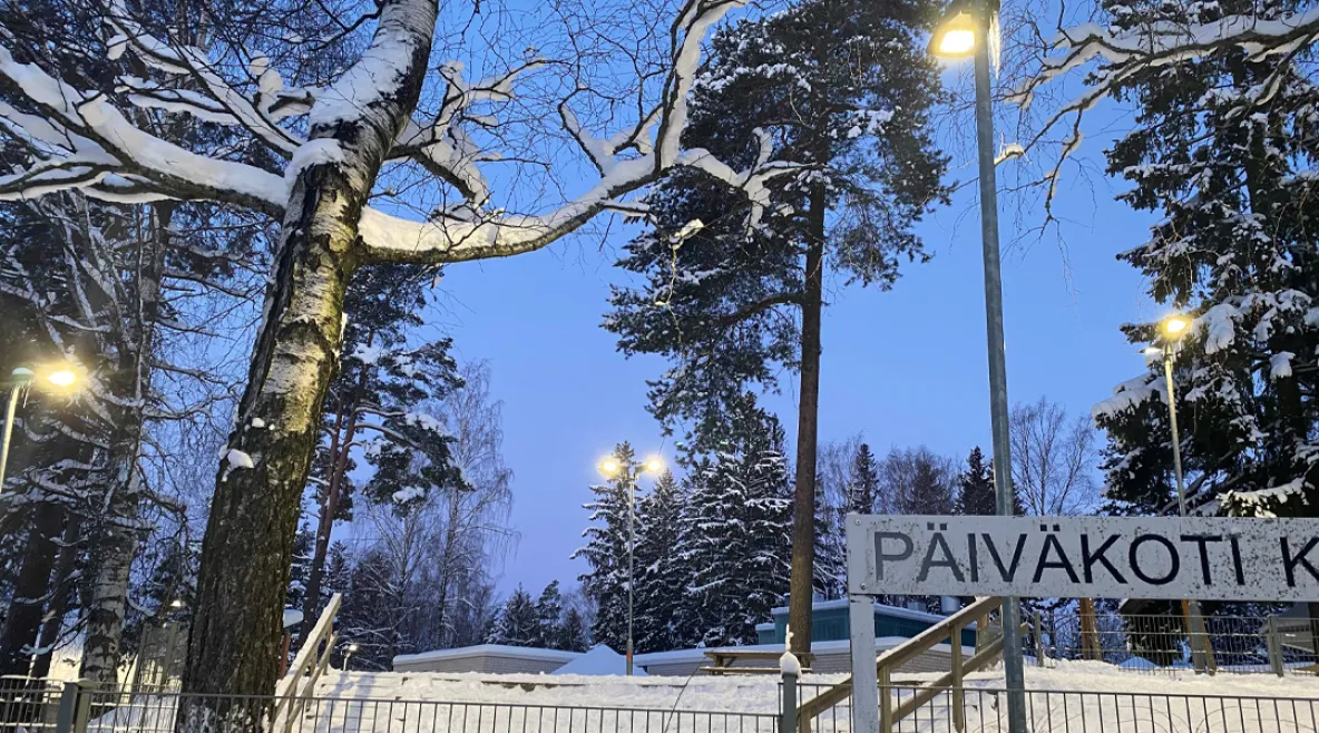 Hallitus avaisi sosionomeille uuden väylän päiväkodin johtajaksi. Päiväkodin talvinen piha.
