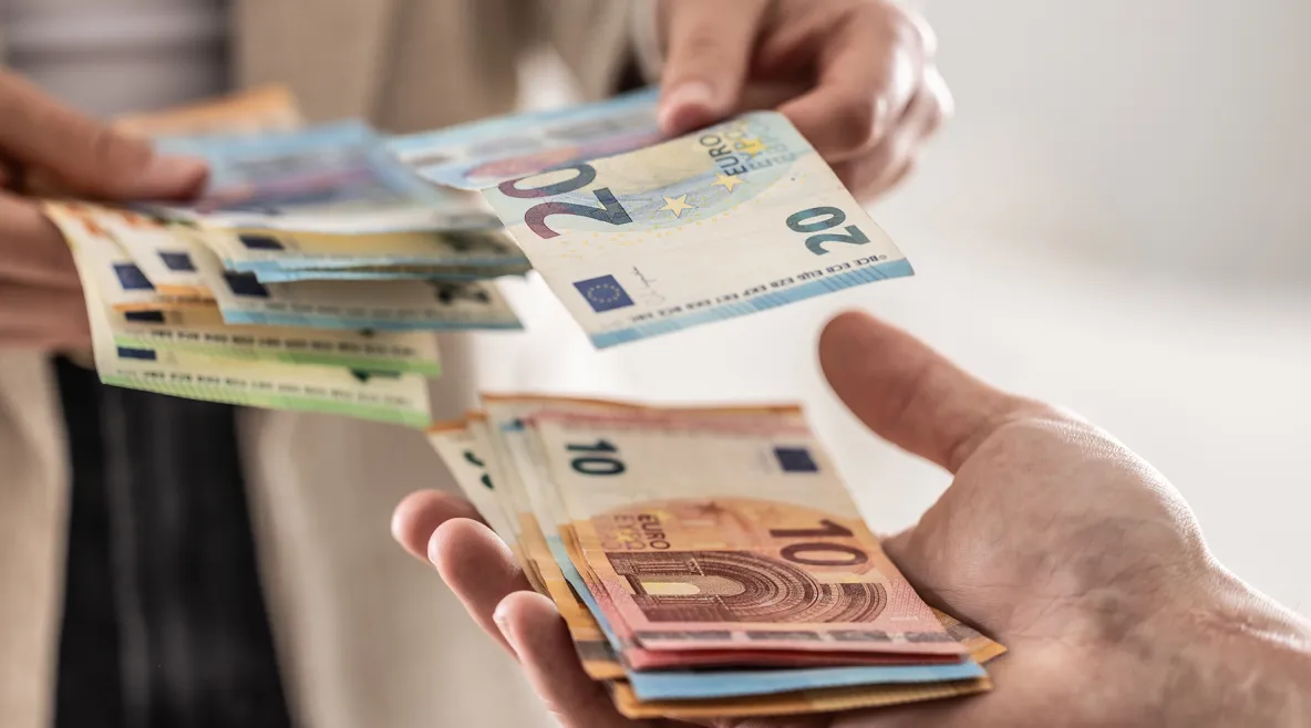 Seteleitä kädestä toiseen. 