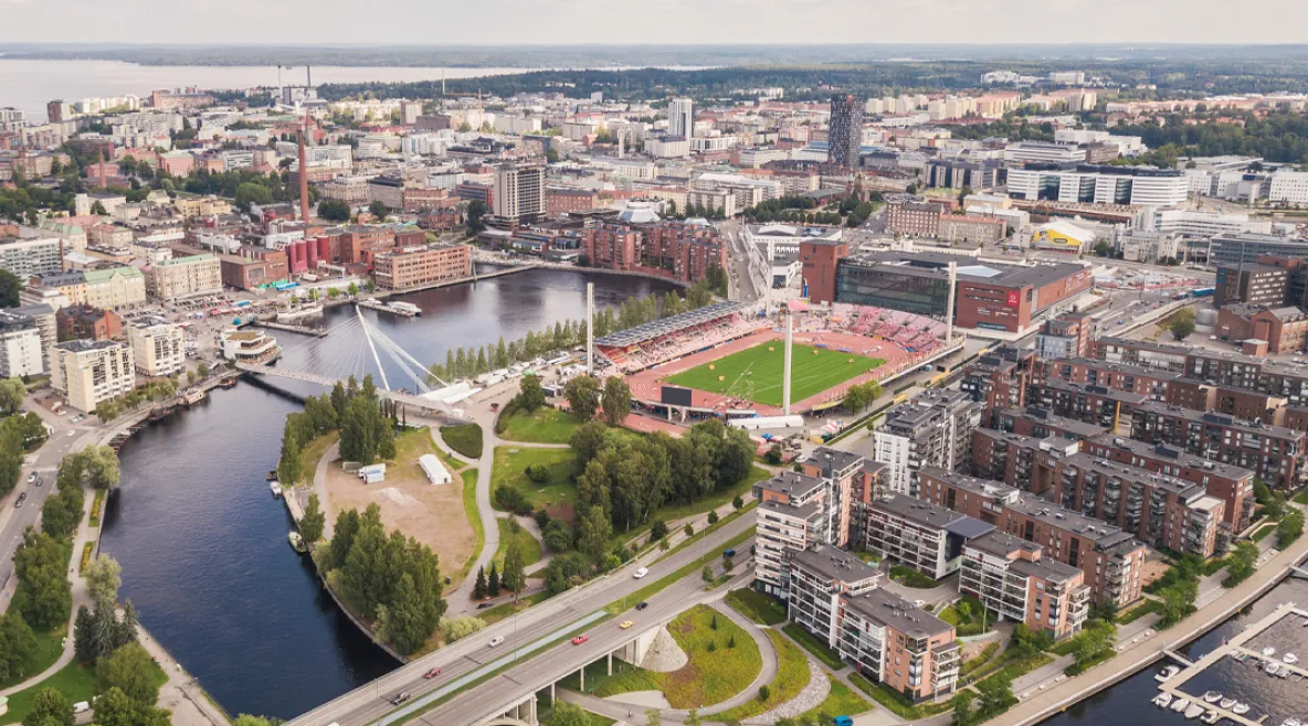 Ilmakuva Tampereen kaupungista, jossa näkyy muun muassa urheilukenttä.
