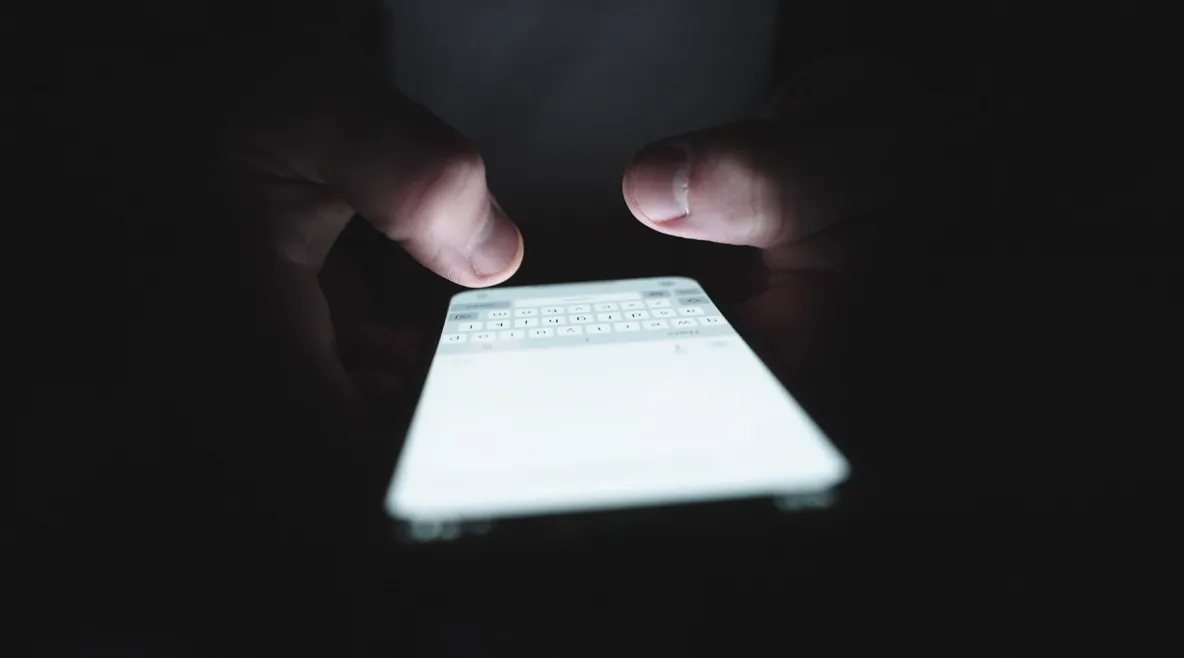 Sormet naputtelevat kännykän näppäimiä.