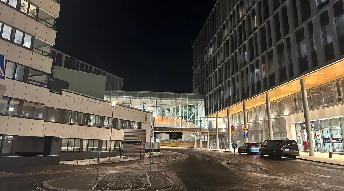 Meilahden sairaala-alue yöllä.