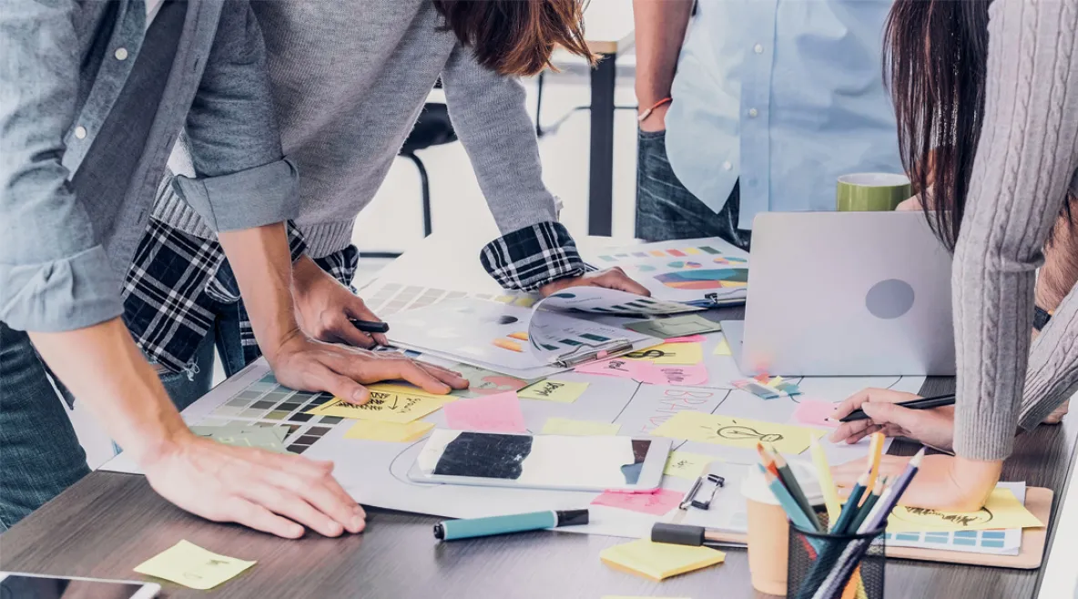 ihmisiä suunnitelmien ääressä