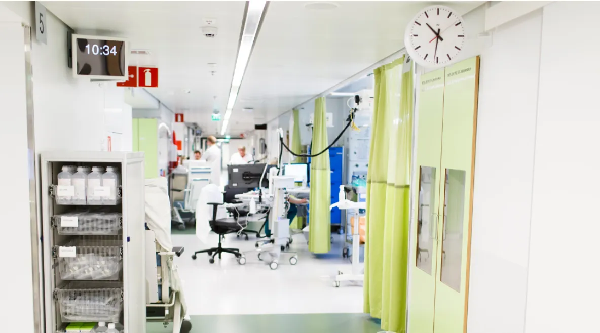 Sairaalan teho-osasto. Hoitohenkilökuntaa käytävällä.