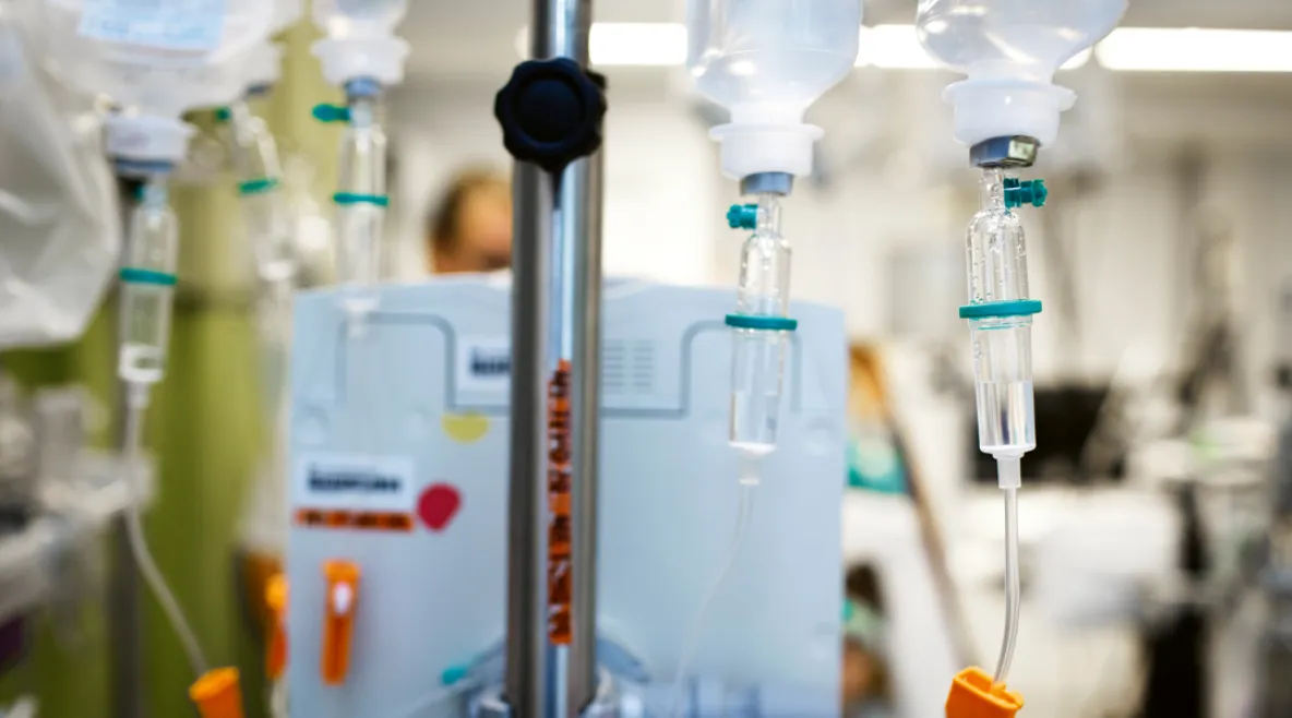 Tippapulloja ja letkuja teho-osastolla.