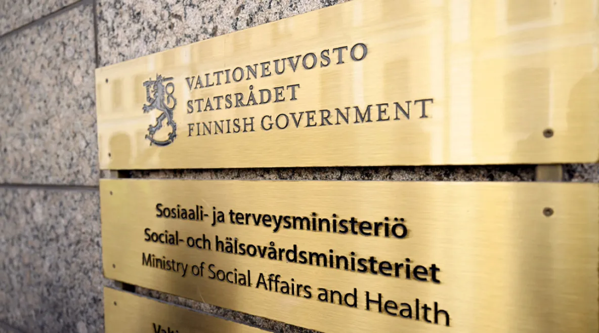 Sosiaali- ja terveysministeriön kyltti rakennuksen seinässä. Tehyn vaikuttamistyö toi lisäaikaa ammattihenkilölain uudistukseen.