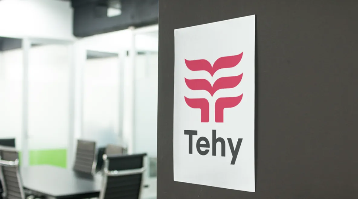 Tehyn logo neuvotteluhuoneen seinällä.