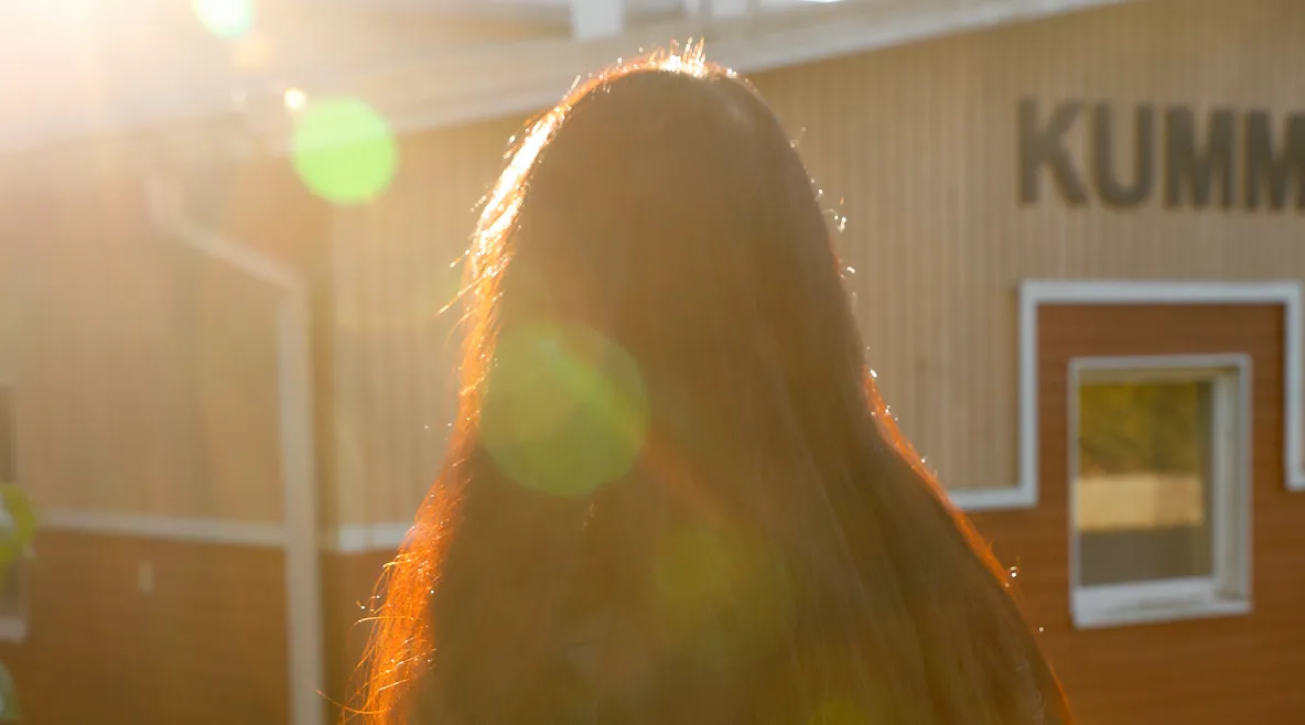 Nina Päivölä entisen työpaikkansa edessä.