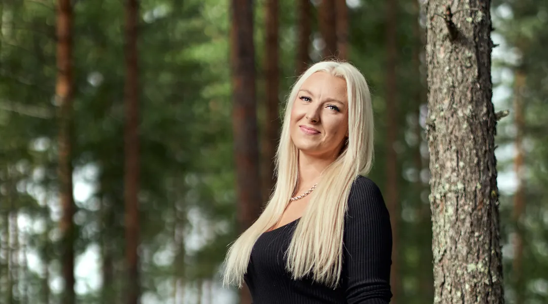 Tanja Koivula metsässä.