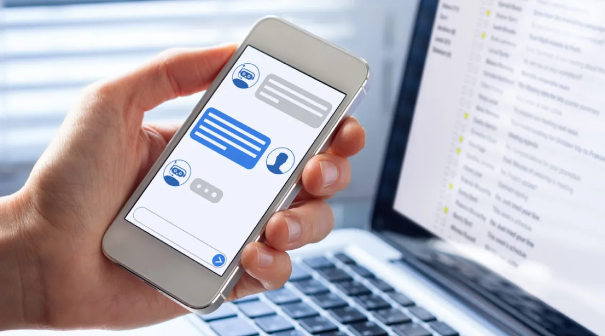 Tekoälyavusteinen keskustelu kännykän näytöllä.