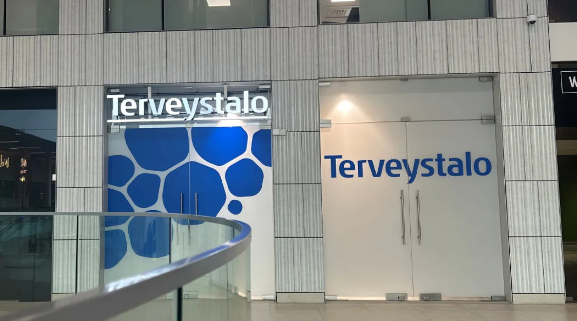 Terveystalon logo rakennuksen seinällä.