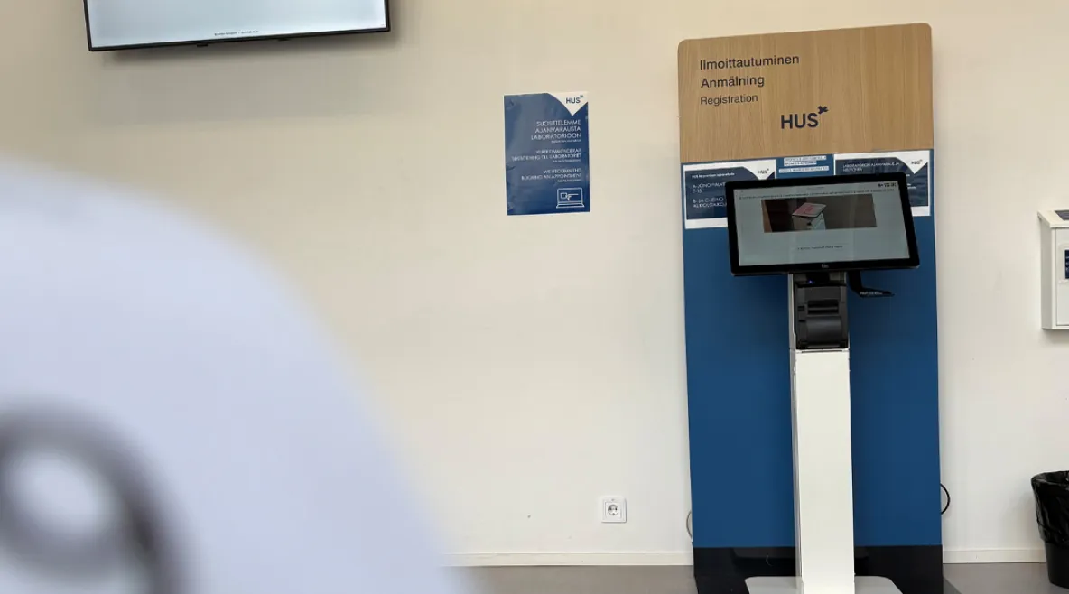 Ilmoittautumisautomaatti terveyskeskuksessa. Terveyden ja hyvinvoinnin laitos esittää, että Suomeen luodaan nykyistä vahvempi kansallinen toimija linjaamaan, mitkä sosiaali- ja terveydenhuollon palvelut kuuluvat julkiseen palveluvalikoimaan.