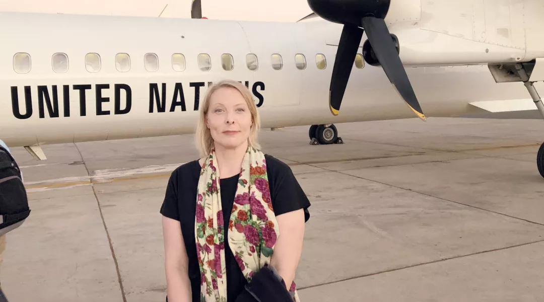 Petra Javanainen YK:n lentokoneen edessä.