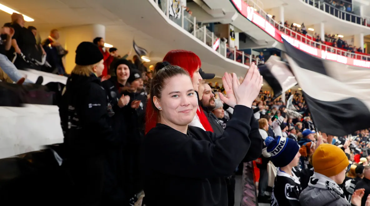 Marisa Heinonen jääkiekkokatsomossa.