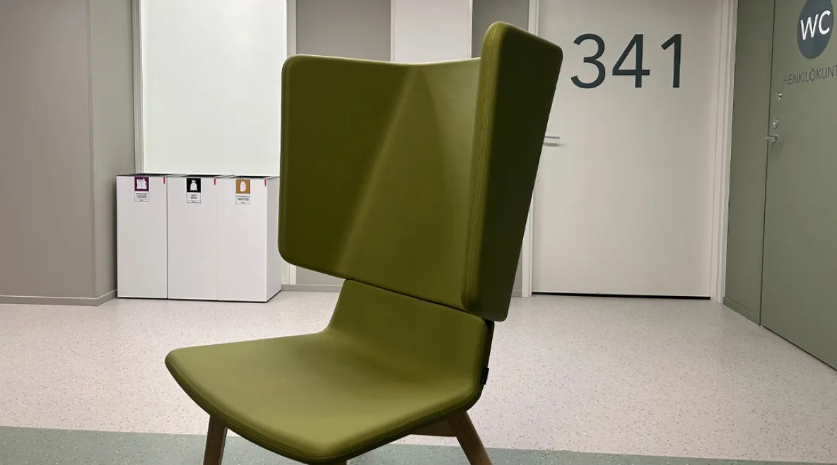 Terveyspalvelualan uusi sopimus sisältää palkankorotusten lisäksi työehtojen parannuksia. Lääkäriaseman odotustilassa tyhjä nojatuoli, taustalla vastaanottohuone.