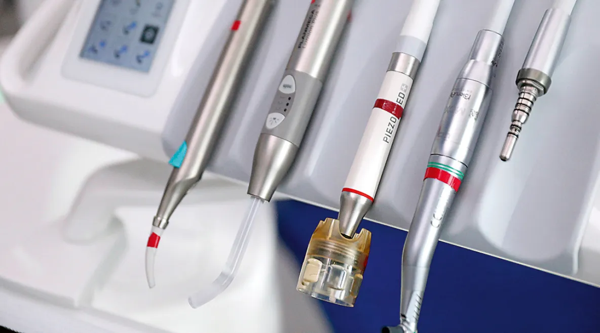 Suuhygienistin ja hammaslääkärin työvälineitä. Uusi työehtosopimus korottaa kuukausipalkkoja ja taulukkopalkkoja jo toukokuussa 2,2 prosenttia.