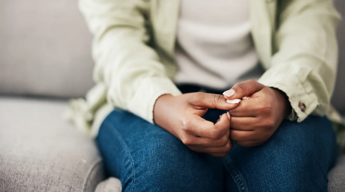 Ahdistunut henkilö näpäräilee sormiaan hermostuneesti.