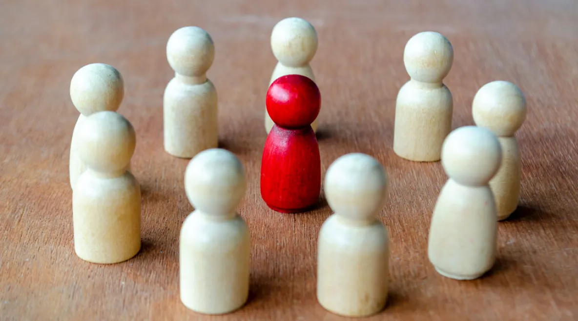 Punainen hahmo, jota ympäröivät beige-hahmot, jotka edustavat vaikutusvaltaa, joka voi viitata johtajuuteen tai häirintään. Tehy-lehti tekee juttua työpaikkakiusaamisesta.