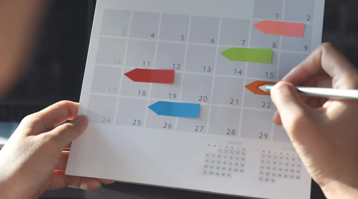 Uuden työvuorojen suunnittelujärjestelmän sisältämä optimointityökalu ei mahdollista yhteisöllistä työvuorosuunnittelua. Ihminen merkitsee kalenteriin menojaan.