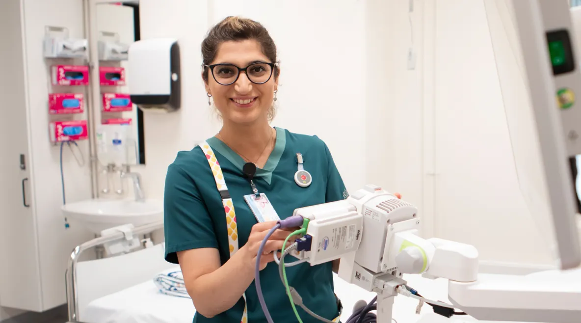 Sairaanhoitaja Pinar Sahindal työtehtävien ääressä.