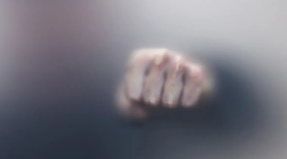 Potilas pahoinpiteli kolmea sairaanhoitajaa ja yhtä lääkäriä Porvoossa keväällä 2020. Nyrkki mattalasin takana, abstrakti valokuva