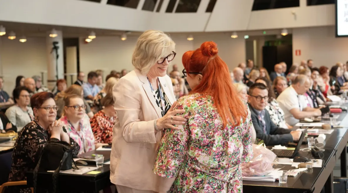 Tehyn järjestäytymiskokous valitsi porvoolaisen Millariikka Rytkösen Tehyn puheenjohtajaksi. Anna-Leena Brax onnittelee Millariikka Rytköstä.