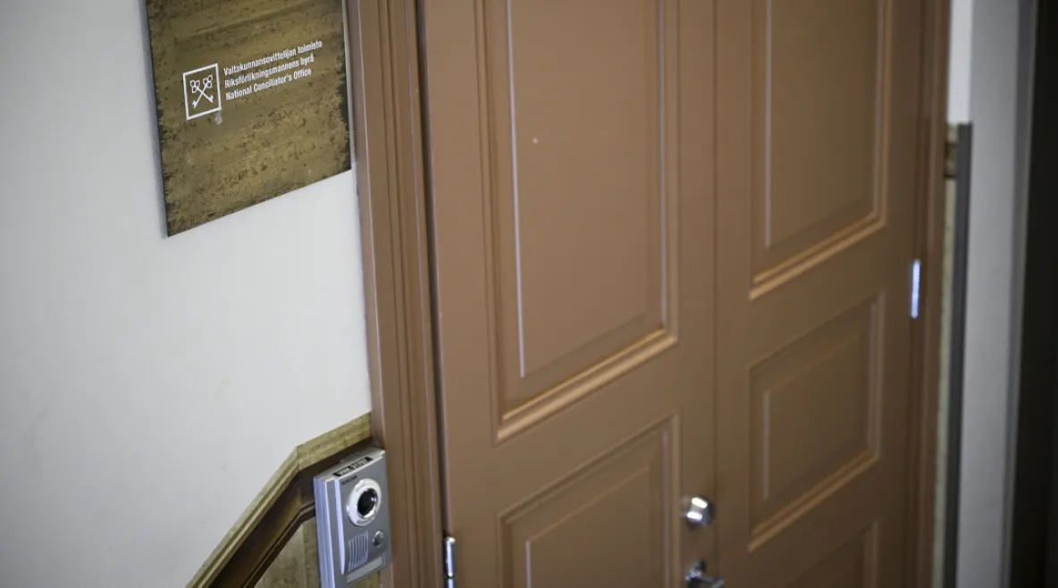 Valtakunnansovittelijan toimiston ovi ja ovisummeri.