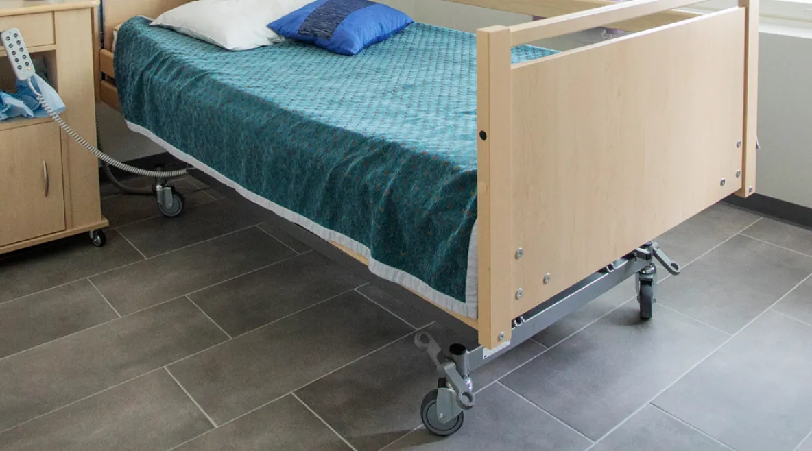 Kaukosäätimellä toimiva potilassänky hoivakodissa.