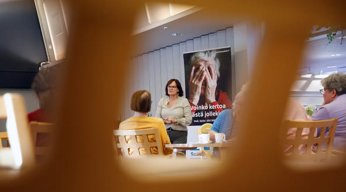 Tarja Mellanen puhumassa vanhuksille. 