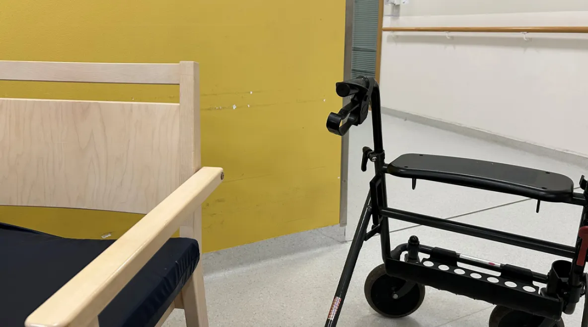 Rollaattori sairaalan käytävällä. Vanhustyön työpaine on Suomessa Pohjoismaiden korkein.