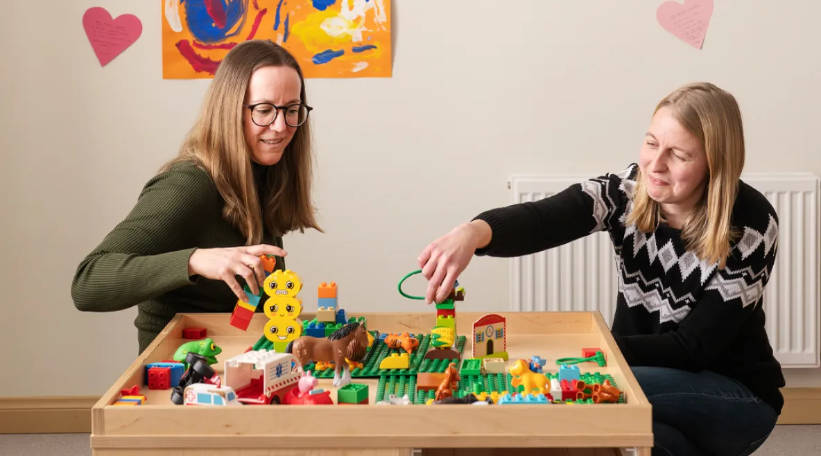 Päiväkodin aluejohtaja Ida Åsvik ja lastenhoitaja Gabriella Ljunggren ovat töissä Pedersöressä, jonka varhaiskasvatuksessa halutaan keskittyä hyvään. He istuvat puisen pöydän ympärillä, jossa on lasten dublo-palikoita.