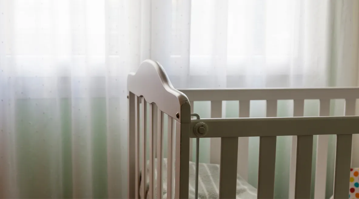 Tyhjä vauvan pinnasänky.