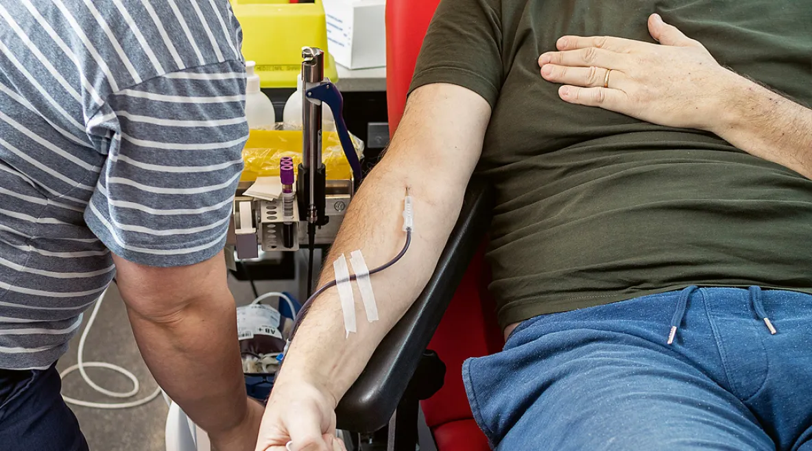 Mies luovuttamassa verta.