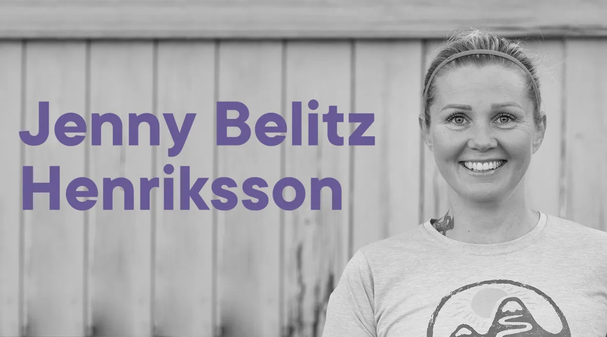 Tehy-lehden bloggaaja Jenny Belitz-Henriksson hymyilee mustavalkoisessa kuvassa kameralle.