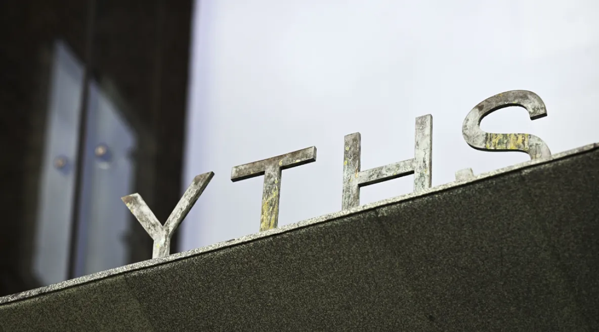 YTHS:n logo rakennuksen katolla. YTHS:n muutosneuvottelut päättyivät henkilöstön kannalta raskaaseen lopputulokseen. Työnsä menettää 58 työntekijää ja kahdeksan tehtävää osa-aikaistetaan.