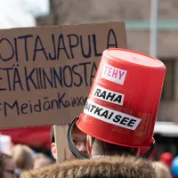 Mielenosoituksen tekstejä: "Hoitajapula, ketä kiinnostaa" ja "Raha ratkaisee".