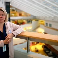 Minna Vuola nojaa kaiteeseen