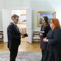 Tehyn juristi Inka Lehtinen ja puheenjohtaja Millariikka Rytkönen ovat ojentaneet pääministeri Petteri Orpolle Tehyn Nyrkkisääntö-kirjan.
