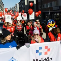 Tehyläisten ja superlaisten mielenosoitus Kuopiossa 1. huhtikuuta