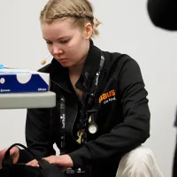 Taitaja-kisan voittanut lähihoitaja Inka Myyryläinen kaivelee laukkua.